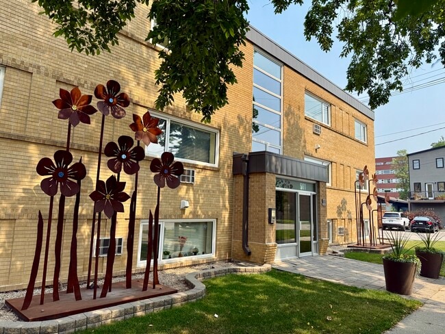 Building Photo - 561 Warsaw Av