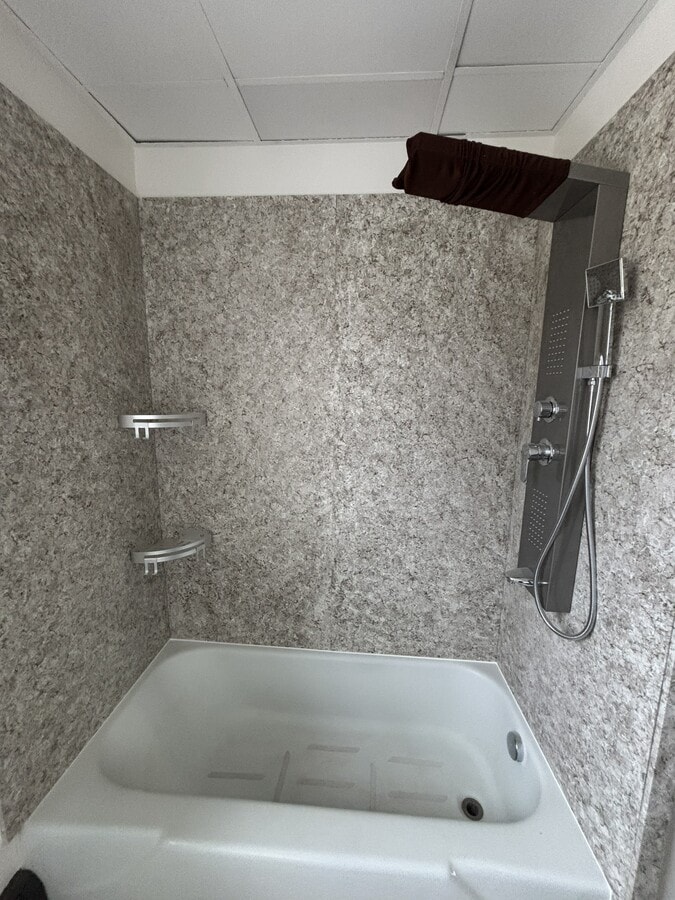 Shower - 2136 Mountain View Ave Unit 2136