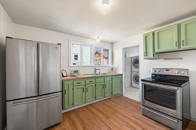 Building Photo - 1/2 Month Free - Storybook Farmhouse, Updated w/ Character in the Heart of NE Portland!