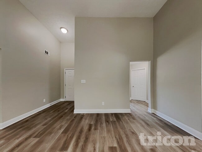Photo - 215 Comet Ct