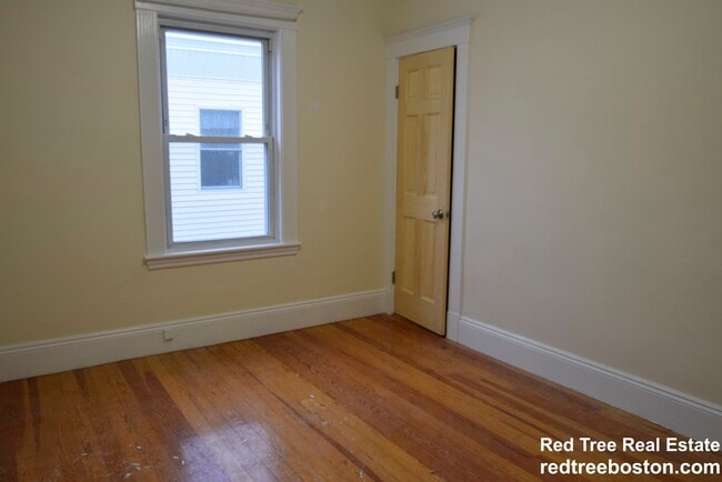 Photo - 39 Montfern Ave Unit 3