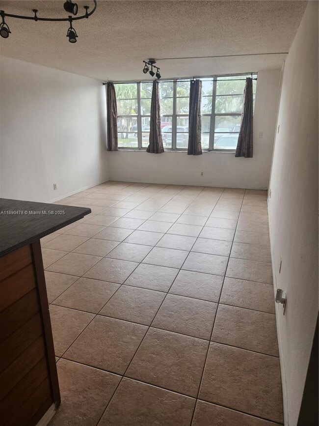 Building Photo - 2771 Taft St Unit 111
