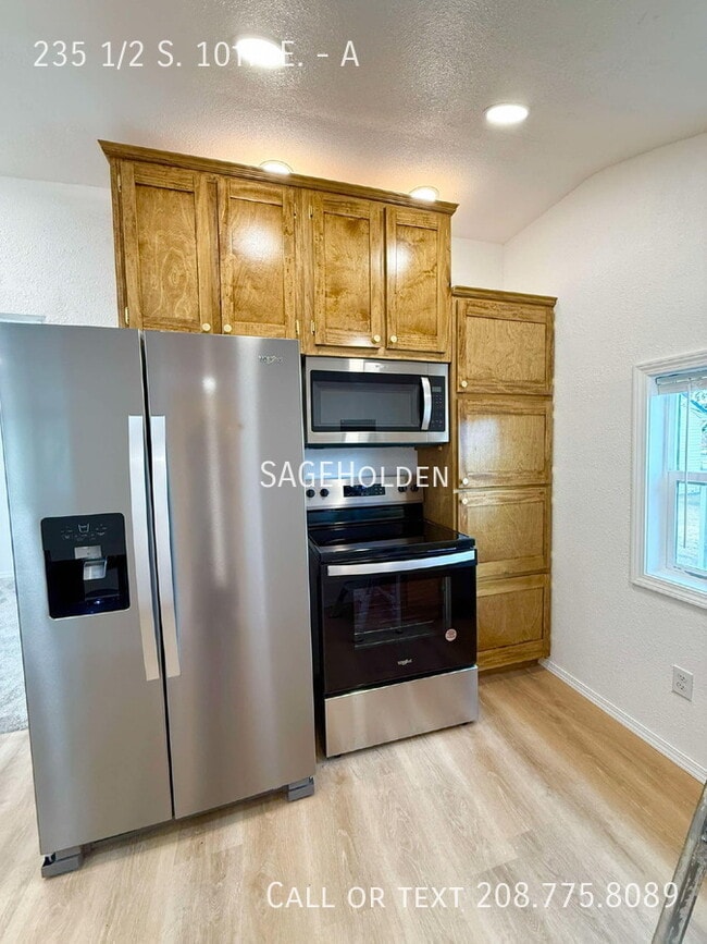 Building Photo - 235 1/2 S. 10th E.-A Unit A