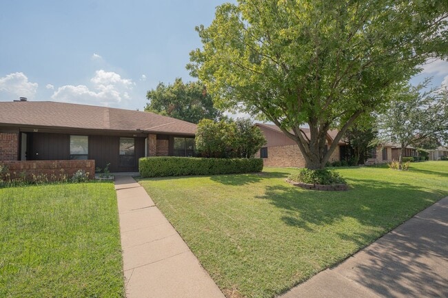 Building Photo - Great 2 bedroom duplex!