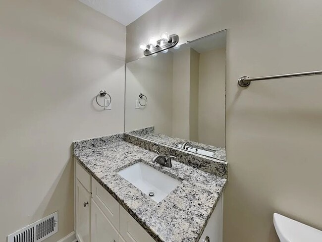 Photo - 535 Transit Cir