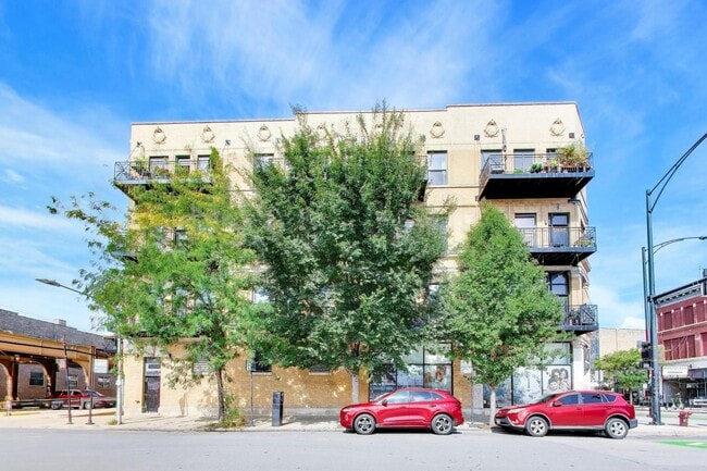1400 N Milwaukee Ave