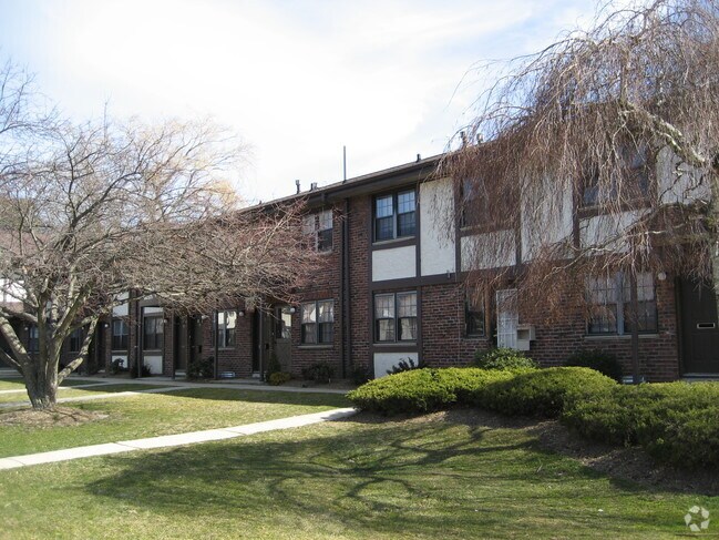 Brookwood at Islip Garden Apartments