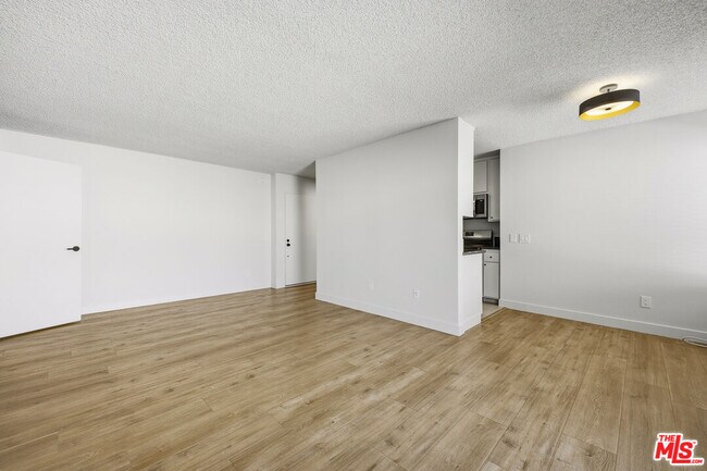 Photo - 1352 S Carmelina Ave Unidad 311