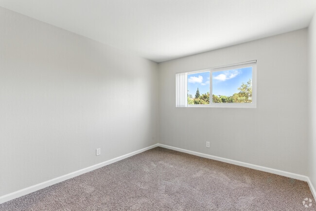 2BR, 2BA - 990 SF - 2nd Bedroom
