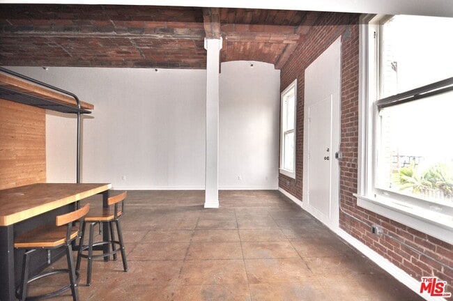 Photo - 215 W 7th St Unit 1404