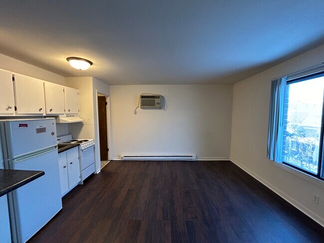 Photo - 134 E Johnson