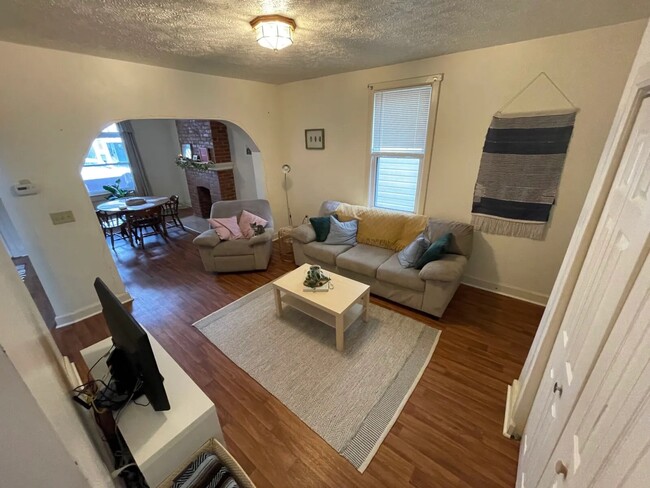 Photo - 211 Dunseith St