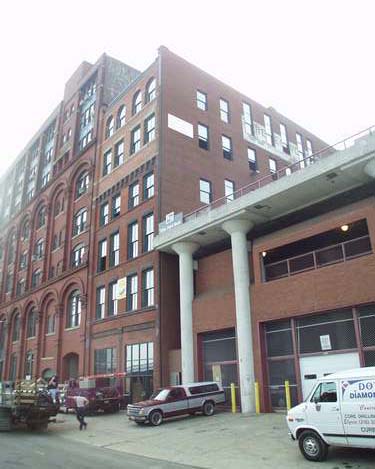 Vista del edificio principal - Cloak Factory Condos