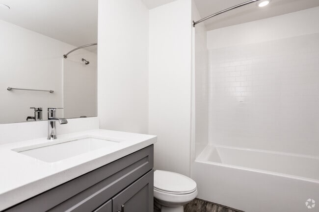 1BR, 1BA - 771 SF