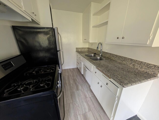 Building Photo - 753 N Hudson Ave Rental