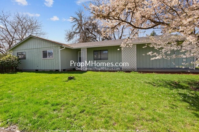 Building Photo - Updated Three Bedroom Home in McMinnville!