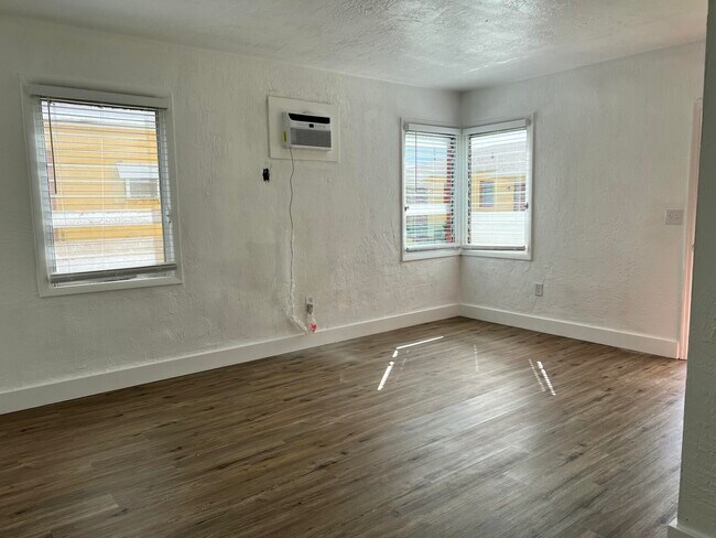 Photo - 1739 Moffett St Unit 3