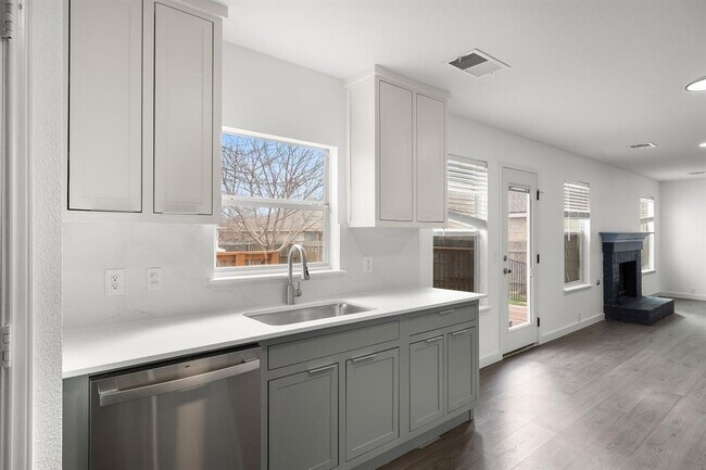 Photo - 2204 Founder Dr