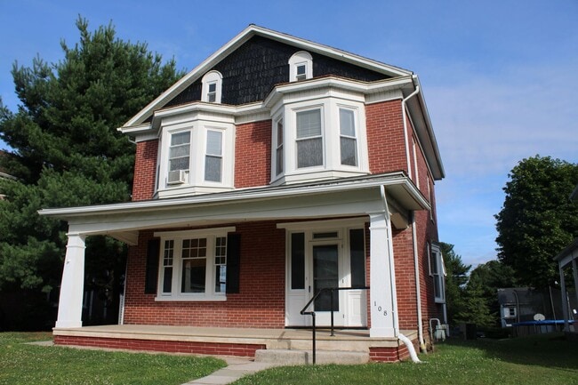Building Photo - 3 Bedroom Single Family Home