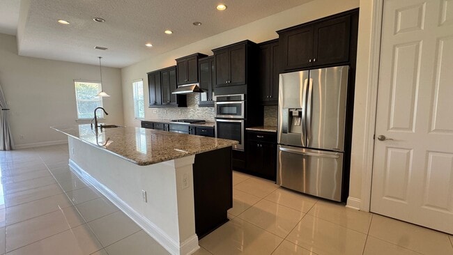 Building Photo - Beautiful 4B/3B with Bonus Office Space Fo... Rental