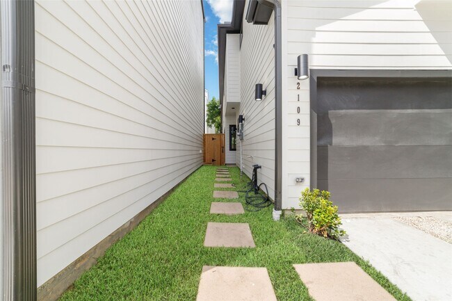Photo - 2109 Holman St