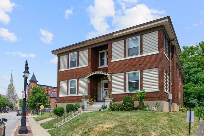 Building Photo - 2610 Woodburn Ave Unit 1
