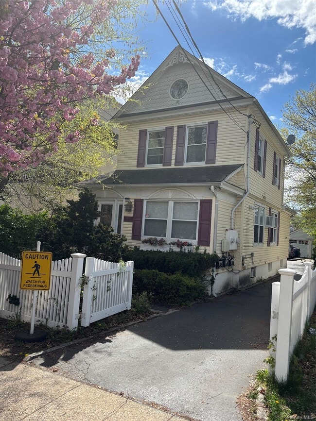 Building Photo - 40 S Bayles Ave Unit Upper