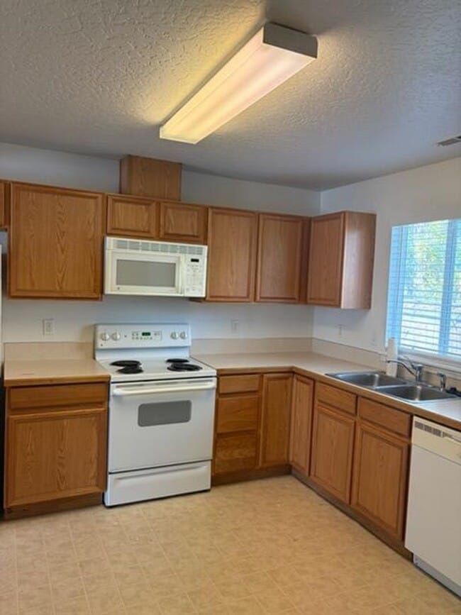 882 E Main St