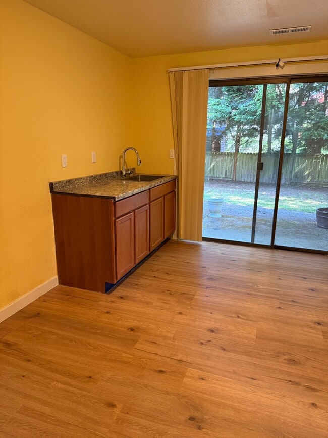 Photo - 14112 NE 62nd St Unit 1 Bd-1BA Yard