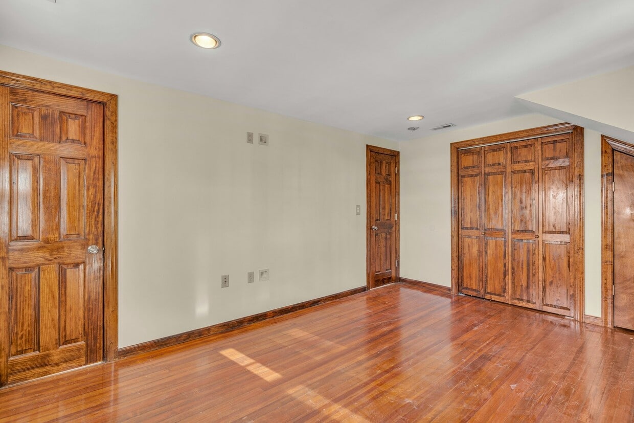 Photo - 9 Old Wood Rd (Edgewater, NJ)