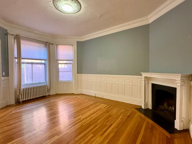 Building Photo - 295 Newbury St Unit 2
