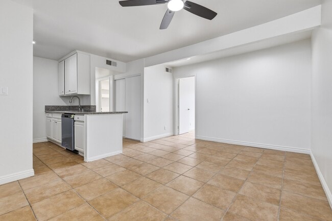 Building Photo - 18620 Hatteras St Unit 229