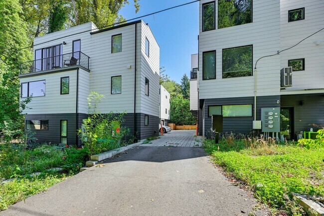 Building Photo - Modern Luxury Townhome Near Lake Washington