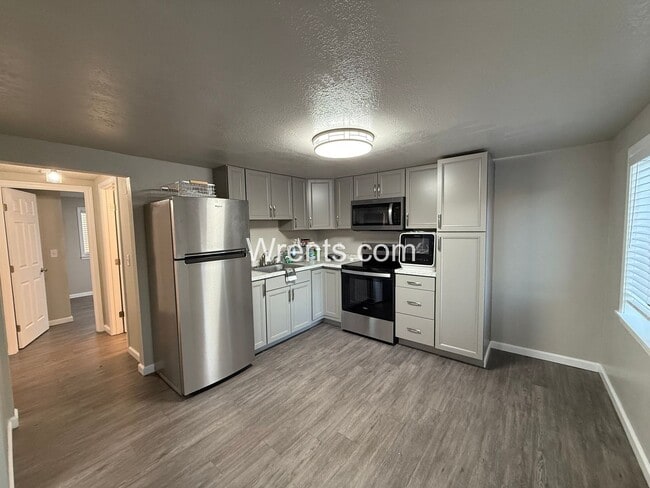 Photo - 6319-6321 N Stevens St