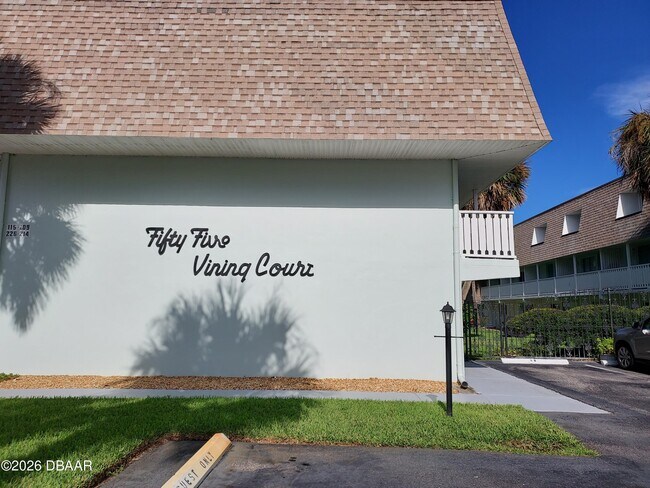 Building Photo - 55 Vining Ct Unit 204