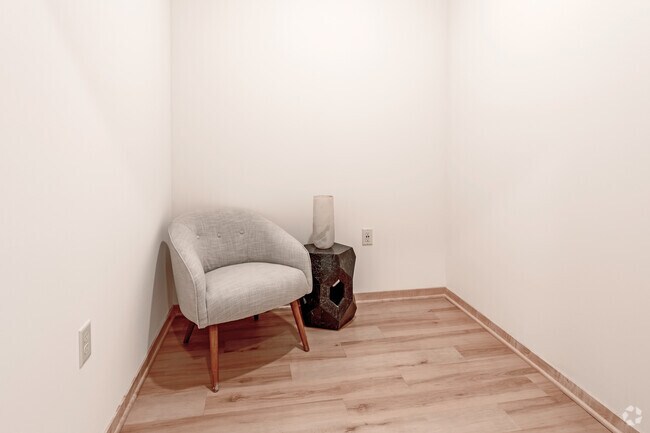 1BR, 1BA Den - Plan N