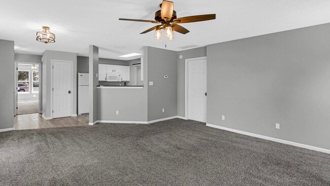 Photo - 4447 Connaught Dr E