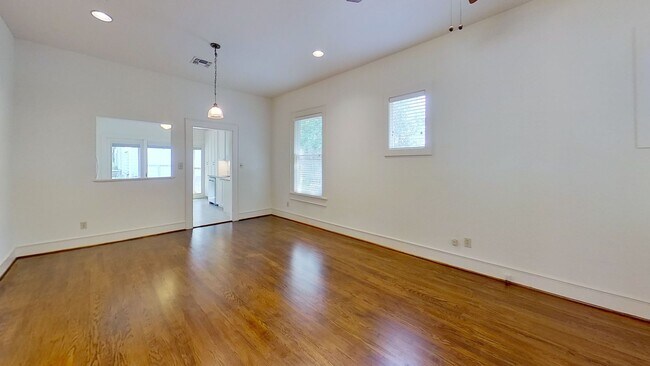 Photo - 513 E 40th St