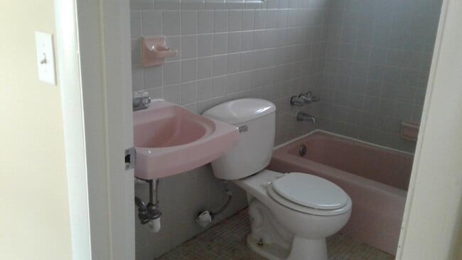 Photo - 3 Bed 2 Bath Home | Pet Friendly | Washer Dryer Hook Ups | Section 8 Welcome