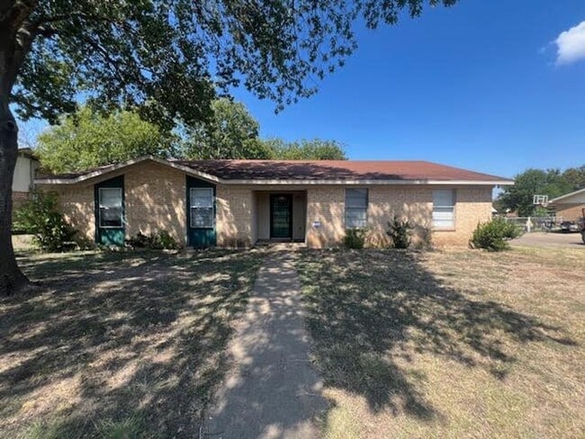 Building Photo - Spacious 3/2 in Midway ISD