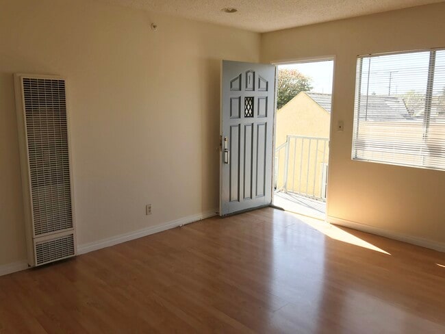 Building Photo - 4553 W 116th St Unit 1