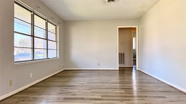 Photo - 10502 Ambursen St