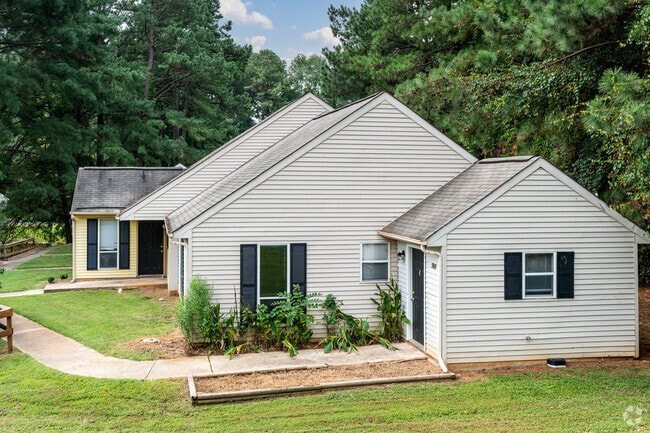 2BR, 2BA-950 SF