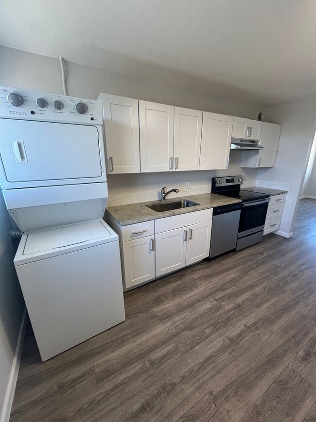 Photo - Updated 2-Bedroom Upper Unit – Lakewood Unidad #2