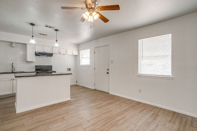 Charming 2 bedroom, 1 bath Fairmount Duplex