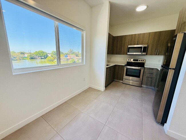 Photo - 1295 W 69th St