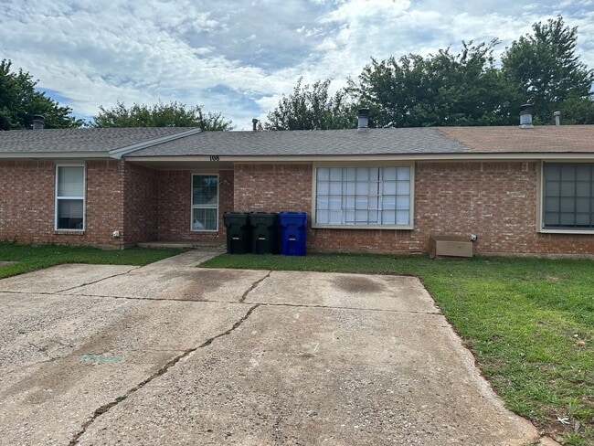 Building Photo - 2 Bedroom 1.5 Bath