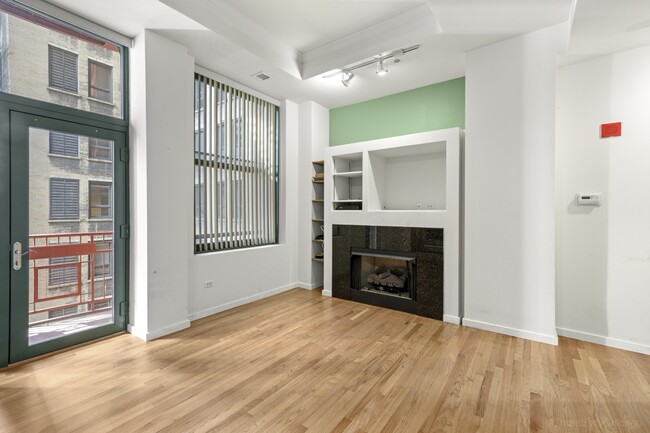 Photo - 208 W Washington St Condominio