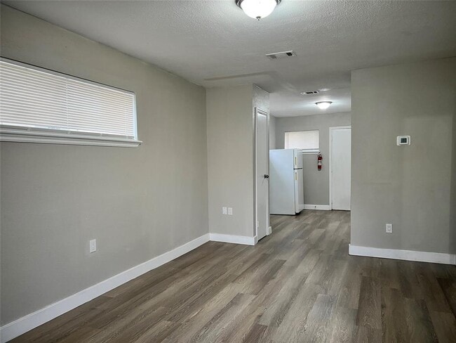 Photo - 7814 Glass St Apartment