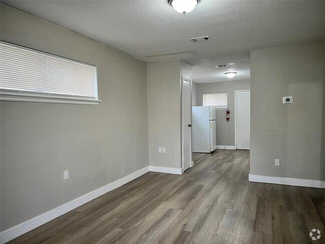 Building Photo - 7814 Glass St Rental